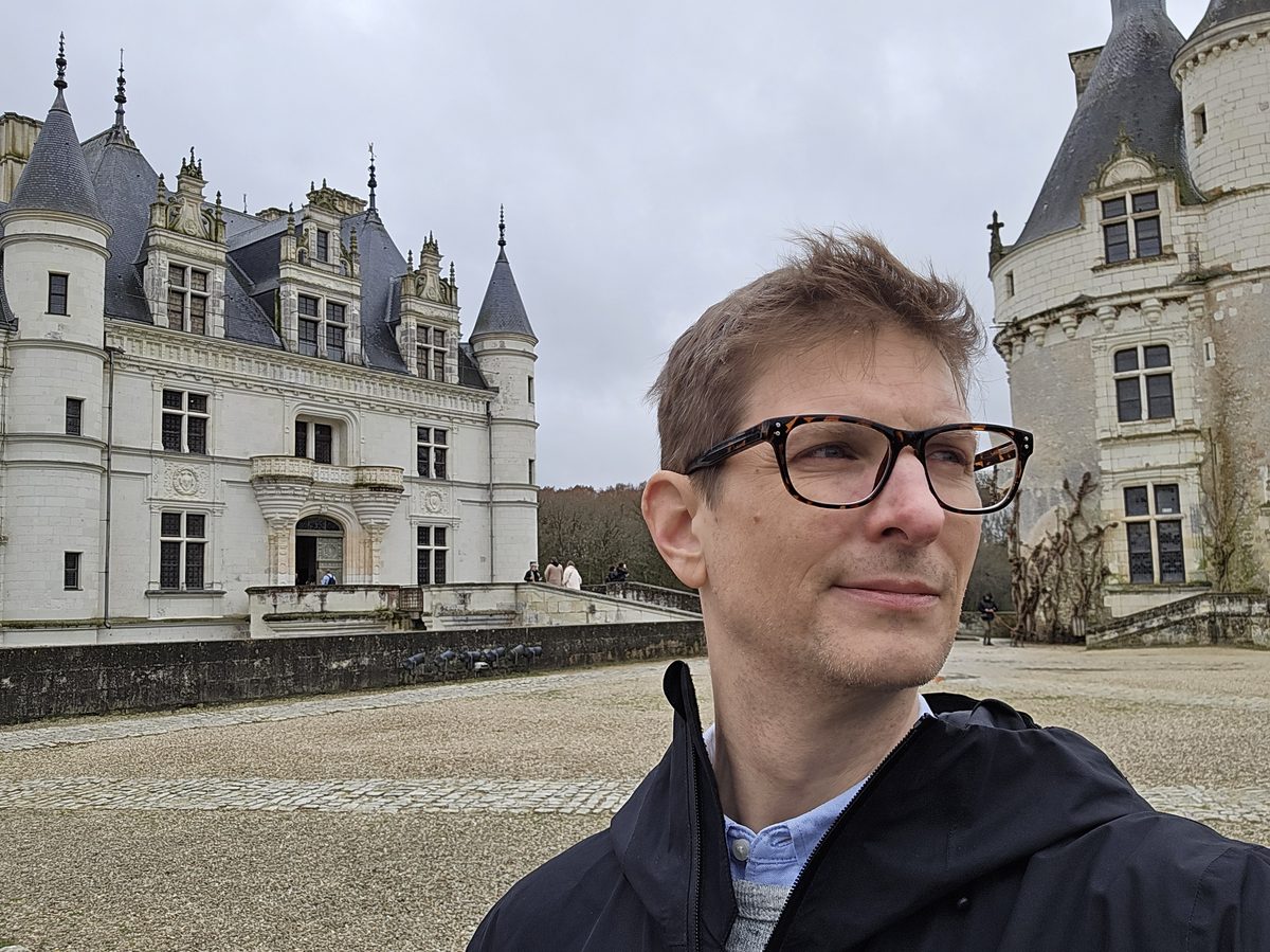 Chenonceau reflected in formal gardens with the ch&acirc;teau spanning the river beyond