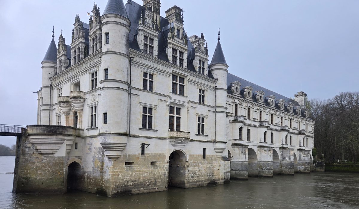 Ch&acirc;teau de Chenonceau spanning the River Cher