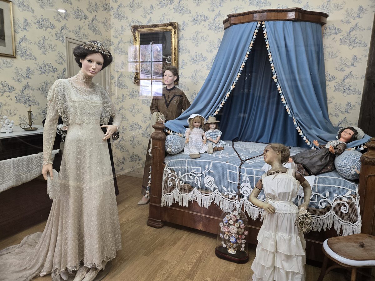 A mannequin bedroom scene at the Villesavin wedding mus&eacute;e — eerily lifelike figures in period dress