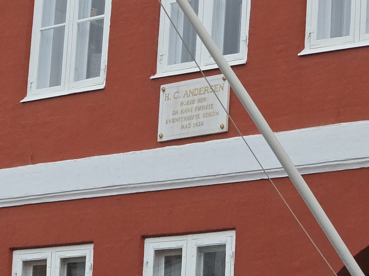 Hans Christian Anderson&rsquo;s red-painted house in Nyhavn with a small plaque