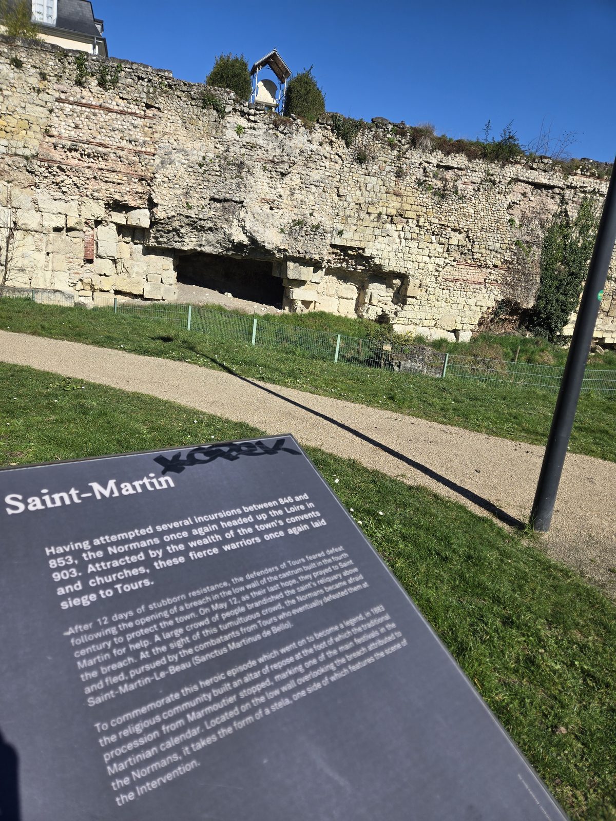 The historical marker for the Enceinte gallo-romaine